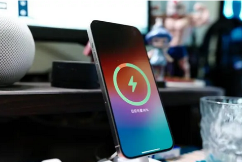 丹寨苹果15换屏服务分享用什么充电器给iPhone15充电更好 
